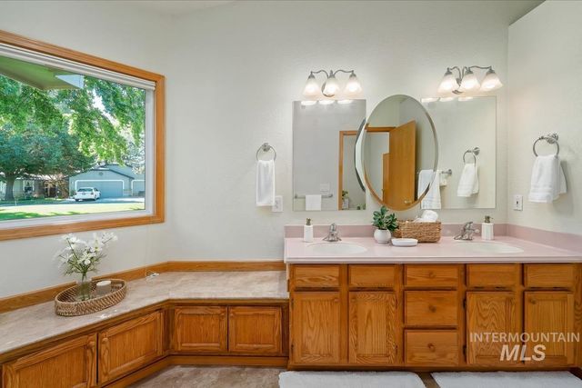 706 N Harvey Ln, Eagle, ID 83616