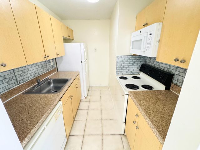 1101 N Benoist Farms Road 106, West Palm Beach, FL 33411