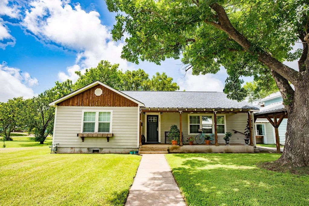 107 Duson Avenue, Palacios, TX 77465