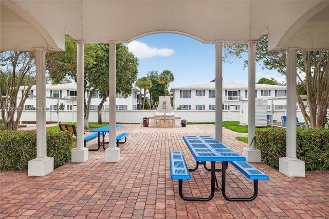 2220 NE 68th St 1012, Fort Lauderdale, FL 33308