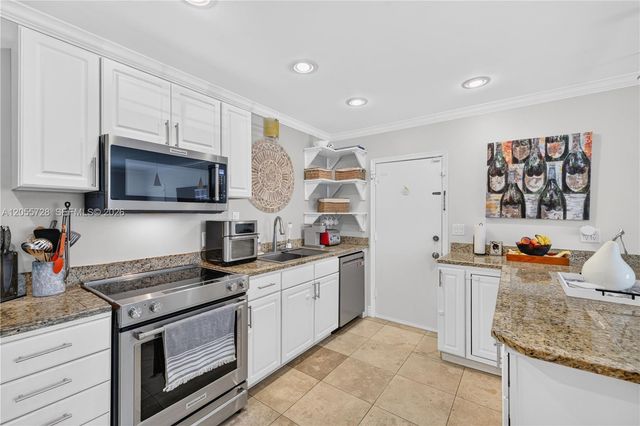 2220 NE 68th St 1012, Fort Lauderdale, FL 33308