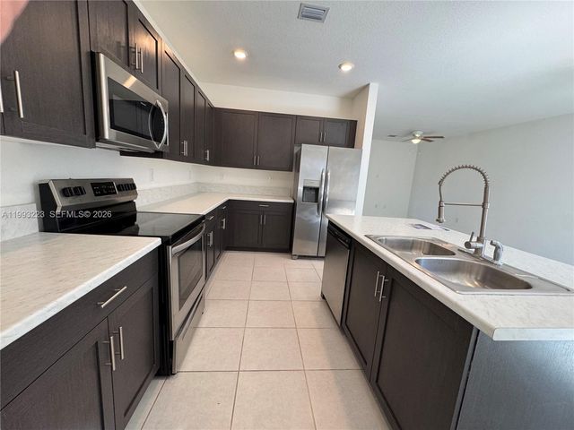 1110 SE 27th Ter 1110, Homestead, FL 33035