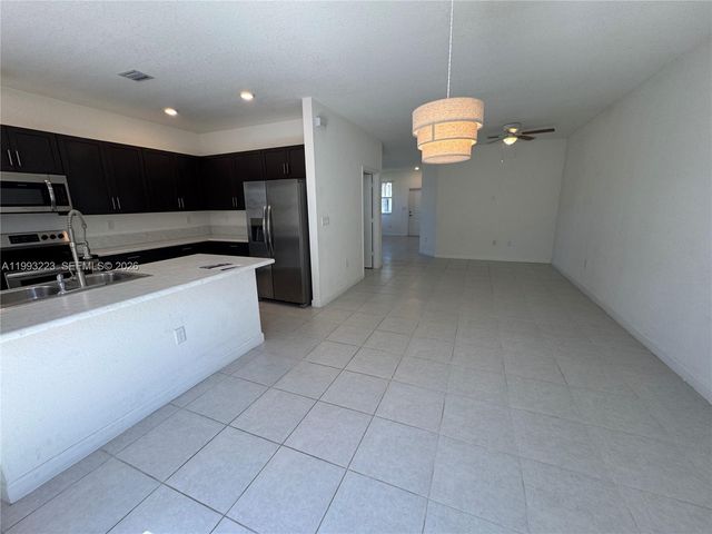 1110 SE 27th Ter 1110, Homestead, FL 33035