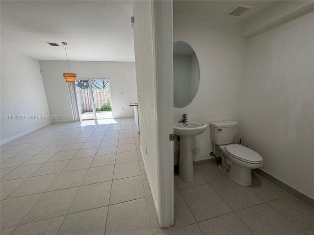 1110 SE 27th Ter 1110, Homestead, FL 33035