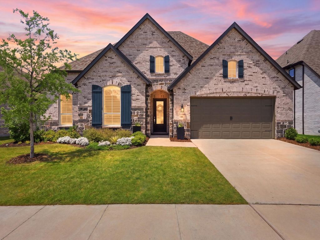 518 Hidden Creek Parkway, Van Alstyne, TX 75495