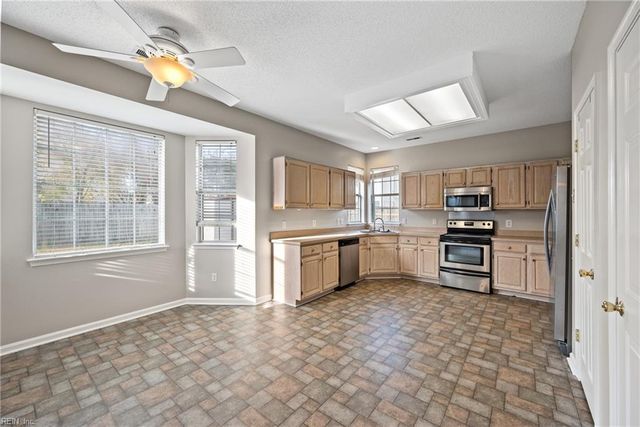 506 Whisper Walk WALK, Chesapeake, VA 23322