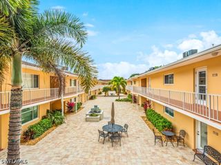 578 Broad AVE S 578, Naples, FL 34102
