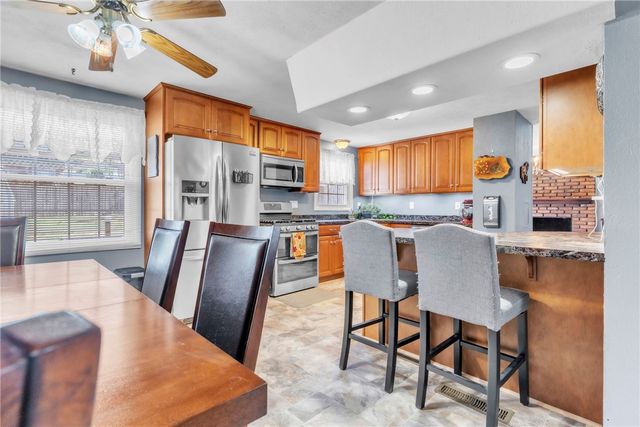 660 Surfside Dr, Plum Boro, PA 15239