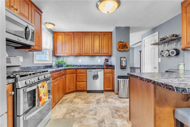 660 Surfside Dr, Plum Boro, PA 15239