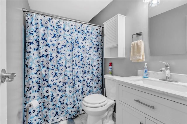 660 Surfside Dr, Plum Boro, PA 15239