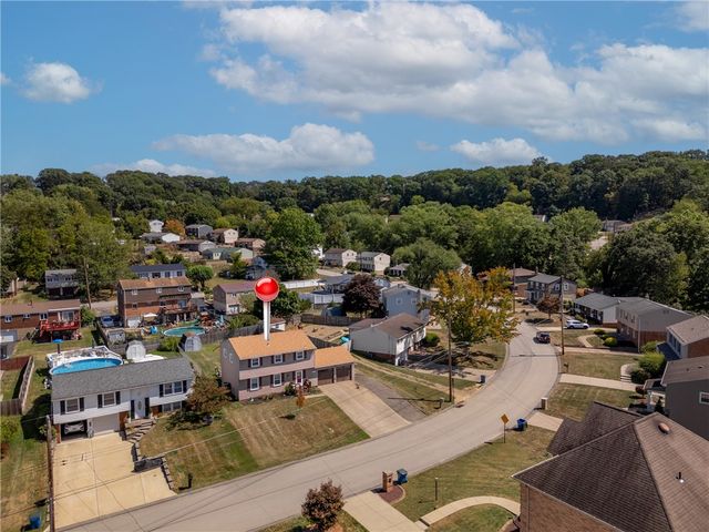 660 Surfside Dr, Plum Boro, PA 15239