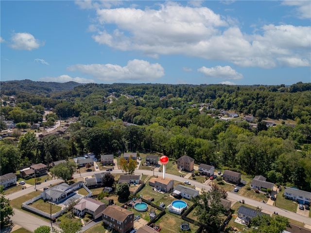 660 Surfside Dr, Plum Boro, PA 15239