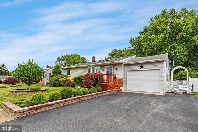 17 CAXTON DR, New Castle, DE 19720
