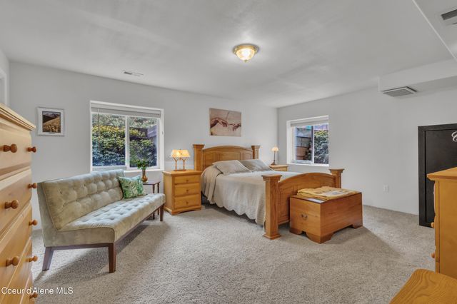 8057 N Vogt Rd, Hauser, ID 83854