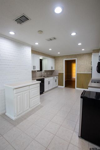 604 Hampshire St, Longview, TX 75605