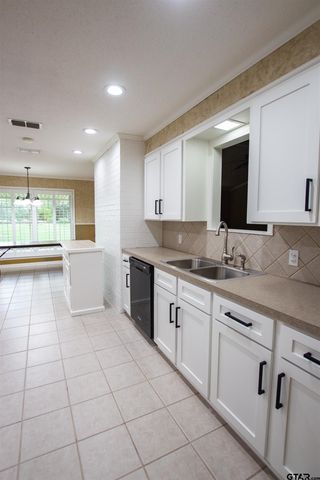 604 Hampshire St, Longview, TX 75605