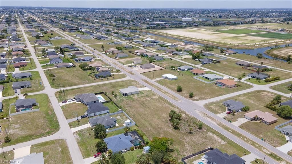 Image 4 of property listing at 2731 Nelson RD N, Cape Coral, FL 33993