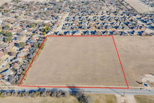 221 W Parkerville Road, Desoto, TX 75115