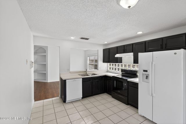 8220 ABBEYFIELD Drive, Jacksonville, FL 32277