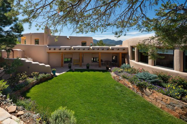 1233 N Summit Drive, Santa Fe, NM 87501