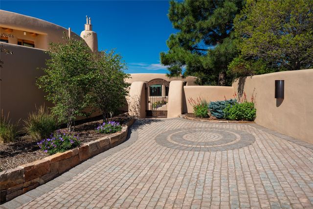 1233 N Summit Drive, Santa Fe, NM 87501