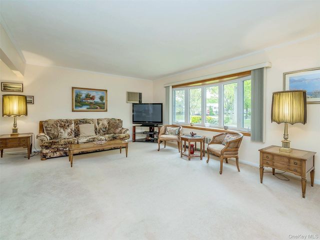 38 Pell Terrace, Garden City, NY 11530