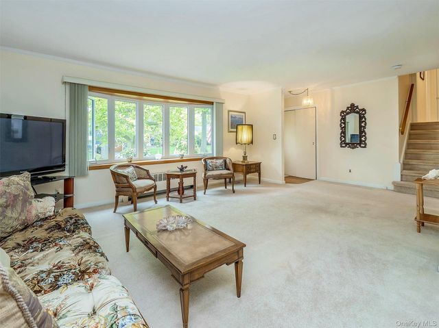 38 Pell Terrace, Garden City, NY 11530