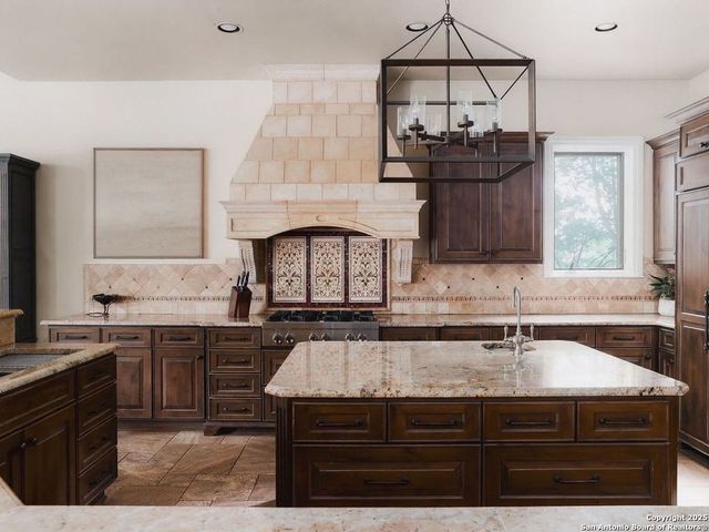 810 Garraty Hill, Terrell Hills, TX 78209