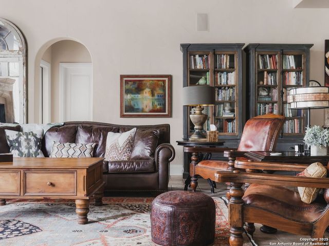 810 Garraty Hill, Terrell Hills, TX 78209