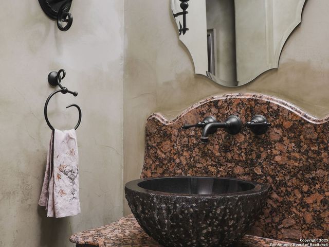 810 Garraty Hill, Terrell Hills, TX 78209