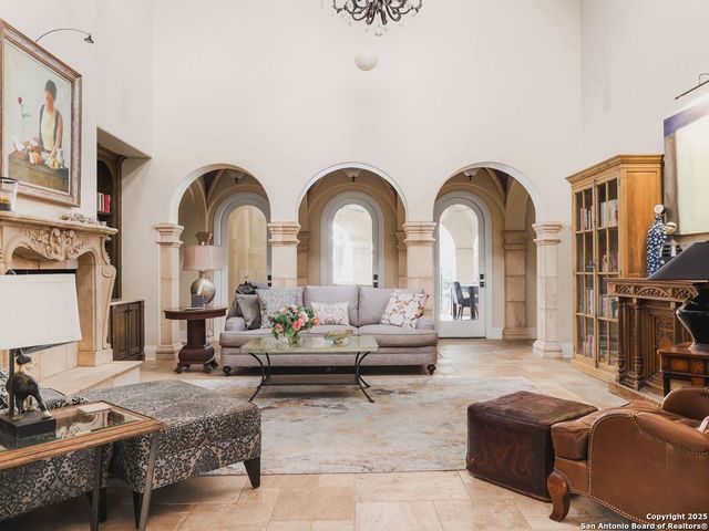 810 Garraty Hill, Terrell Hills, TX 78209