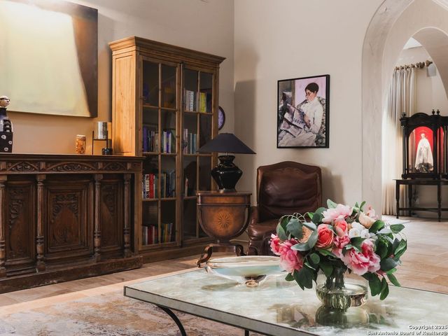 810 Garraty Hill, Terrell Hills, TX 78209