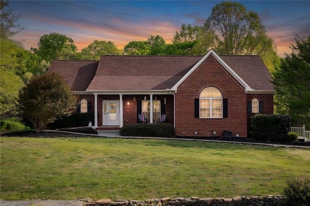 290 Greenturf Drive, Winston-salem, NC 27107