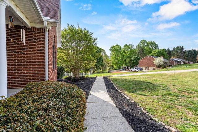 290 Greenturf Drive, Winston-salem, NC 27107