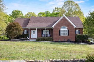 290 Greenturf Drive, Winston-salem, NC 27107