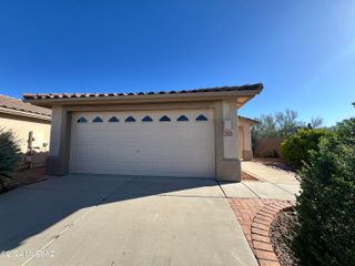 8820 N Mesquite Bluffs Place, Tucson, AZ 85742