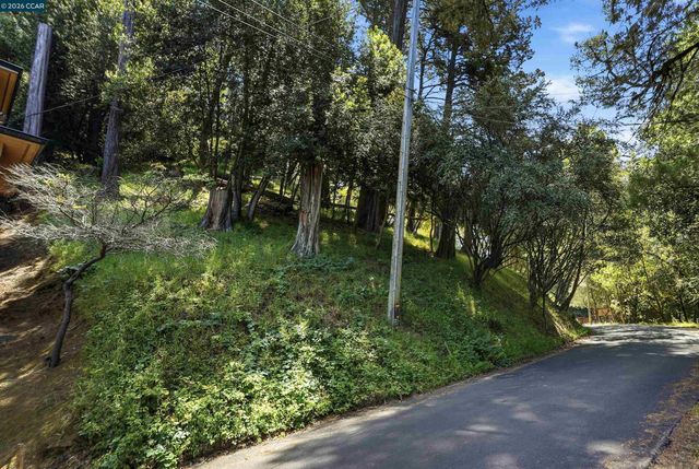 6716 Gunn Dr, Oakland, CA 94611