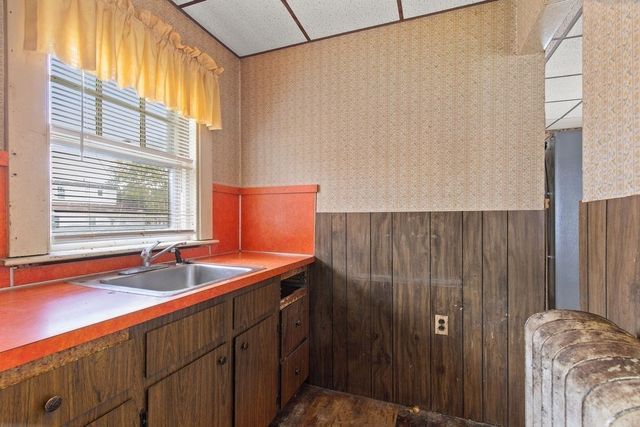 27 Sutton St, Brockton, MA 02301