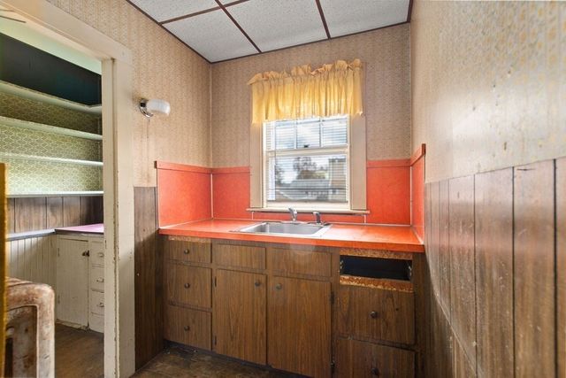 27 Sutton St, Brockton, MA 02301