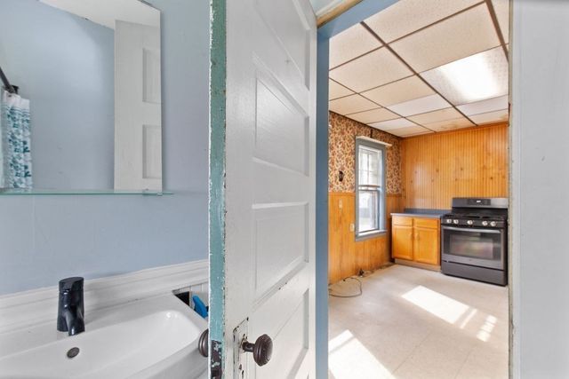 27 Sutton St, Brockton, MA 02301