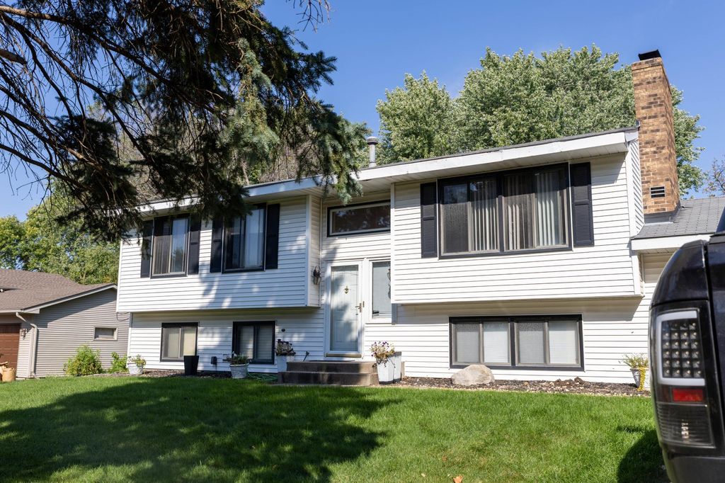 7062 Sherwood Road, Woodbury, MN 55125