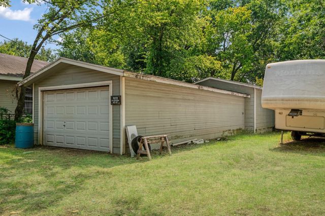 562 SW 1ST, Paris, TX 75460