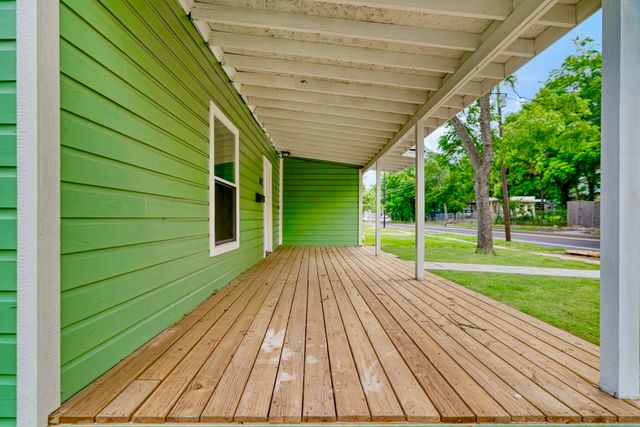 562 SW 1ST, Paris, TX 75460