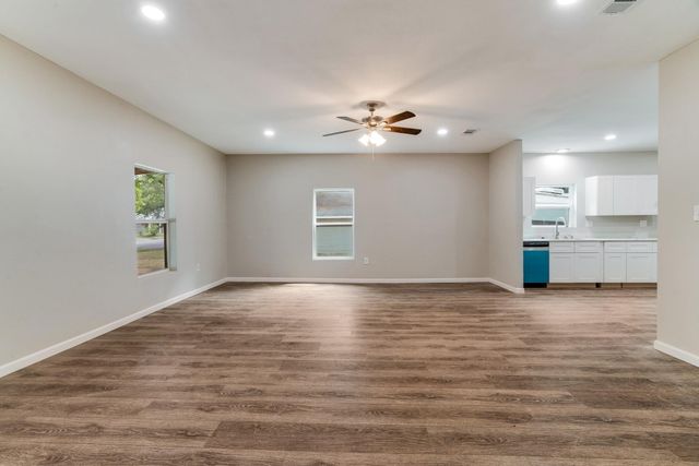 562 SW 1ST, Paris, TX 75460