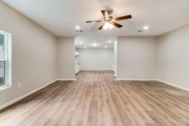 562 SW 1ST, Paris, TX 75460