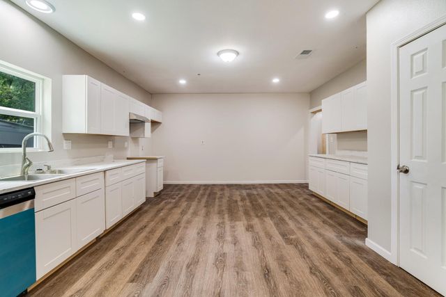 562 SW 1ST, Paris, TX 75460