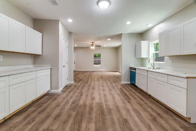 562 SW 1ST, Paris, TX 75460