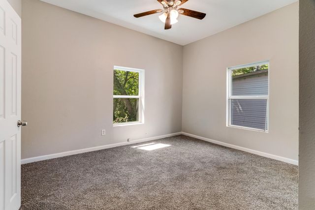 562 SW 1ST, Paris, TX 75460