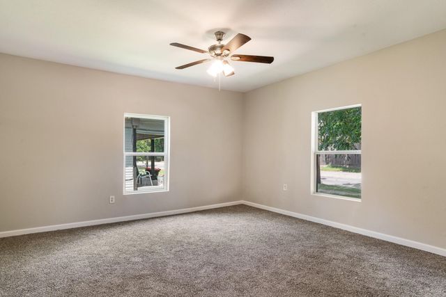 562 SW 1ST, Paris, TX 75460