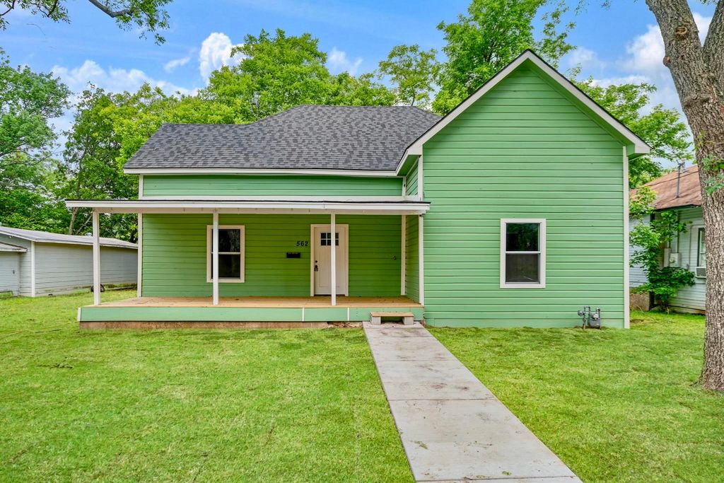 562 SW 1ST, Paris, TX 75460